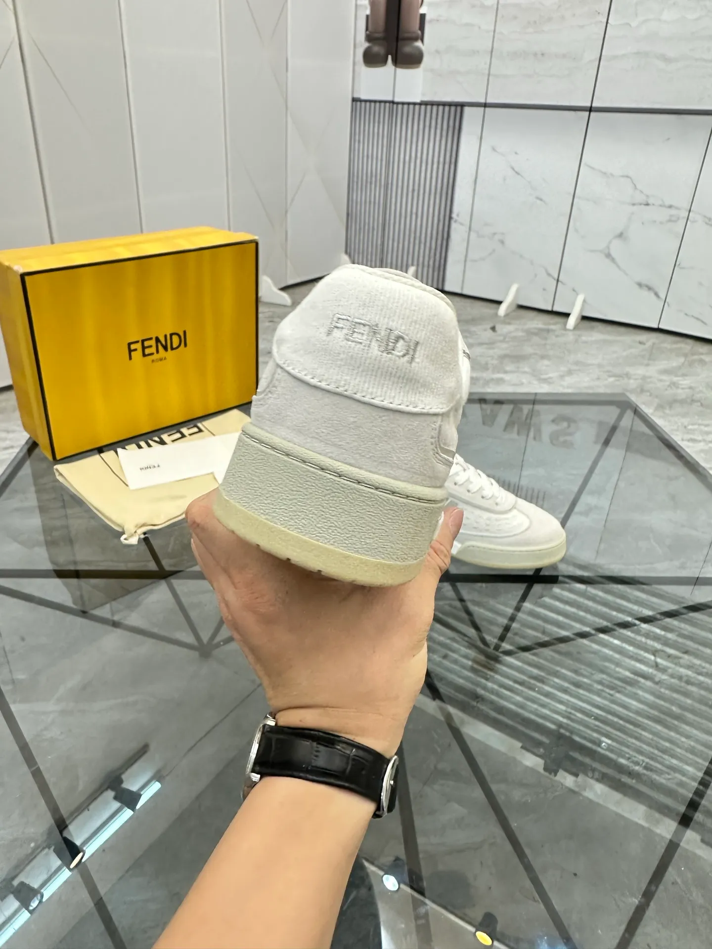 Selling men's shoes 💰: 💰P620¥ Top quality Product trademark: Fendi* "Fendi*" low-top casual shoes Regular size: 35-44 (can be customized to 38.45.46) Product material: imported first-layer nubuck leather upper, breathable lining, original outsole. No.:H208